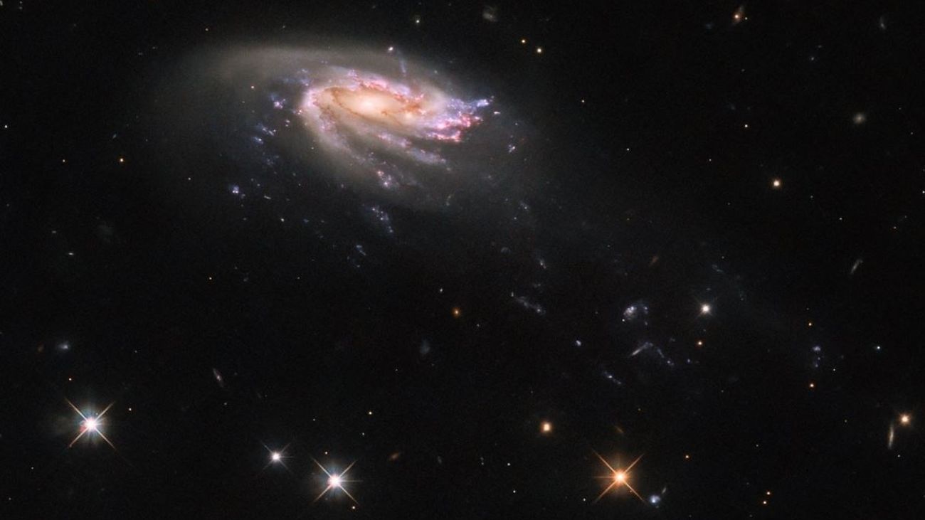 Galaxia JO206 con forma de medusa