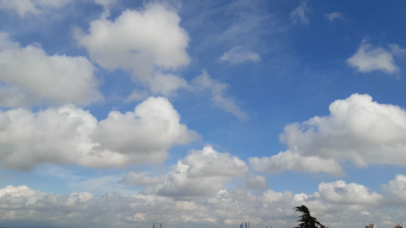 Nubes y claros sobre Madrid