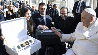 El satélite del Papa lleva su oración por todo el orbe