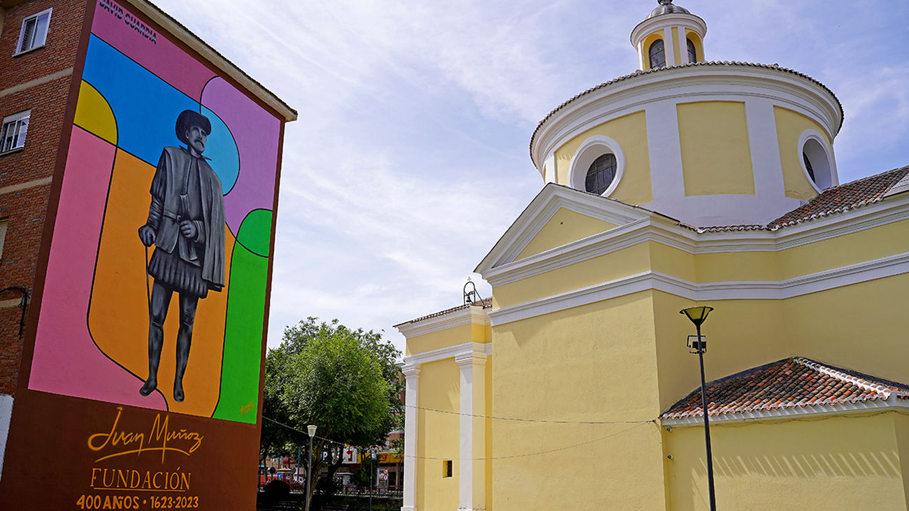 Mural  de Juan Muñoz  junto a la Iglesia de San Nicasio, en Leganés
