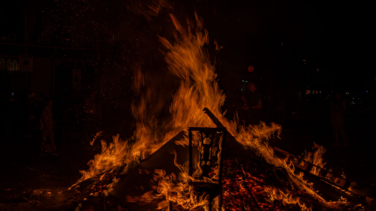 Una silla ardiendo en la hoguera del barrio de Sant Antoni en Barcelona durante la noche de San Juan