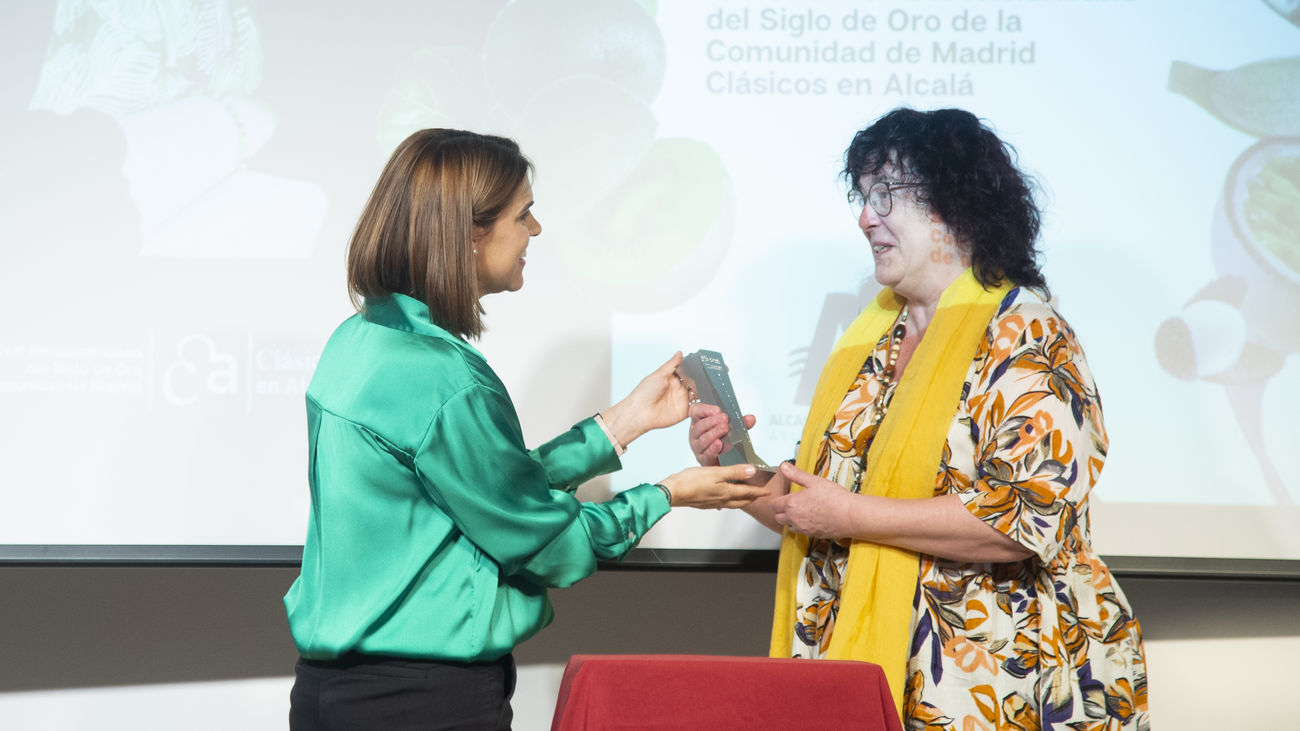 Laila Ripoll recibe el Premio Fuente de Castalia de Alcalá de Henares de manos de la alcaldesa Judith Piquet