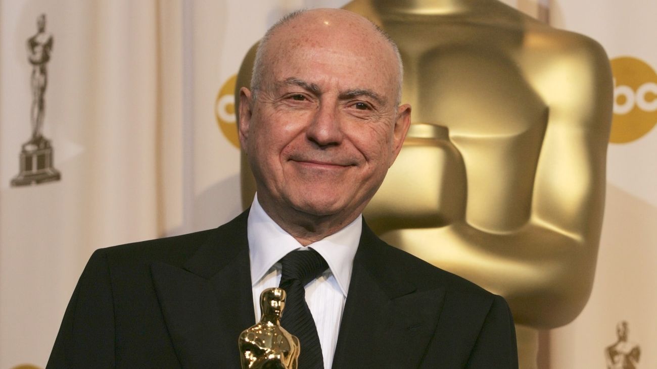 Alan Arkin al recibir el Oscar en 2006 por 'Pequeña Miss Sunshine'