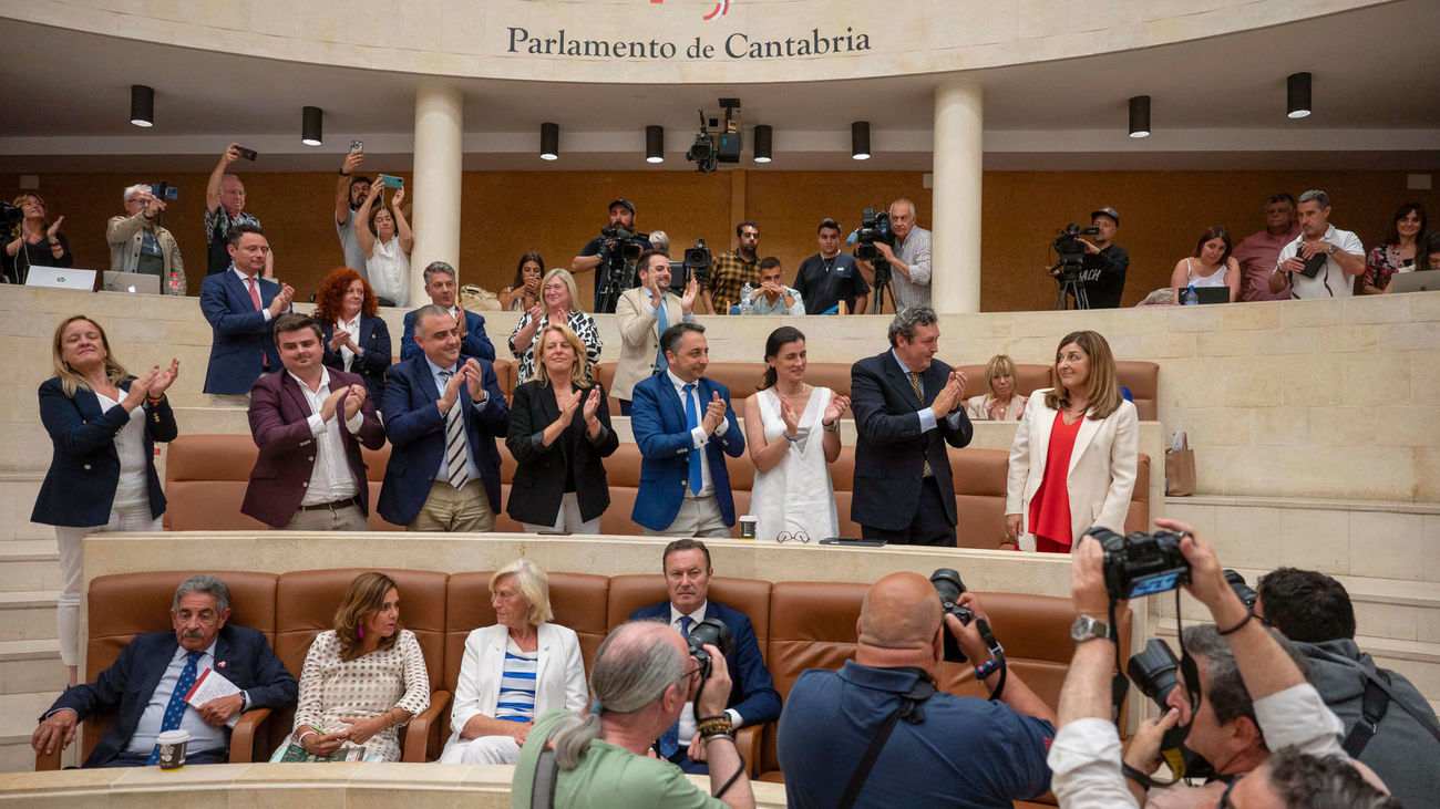 María José Sáenz de Buruaga (PP), investida como primera presidenta de Cantabria con la abstención del PRC