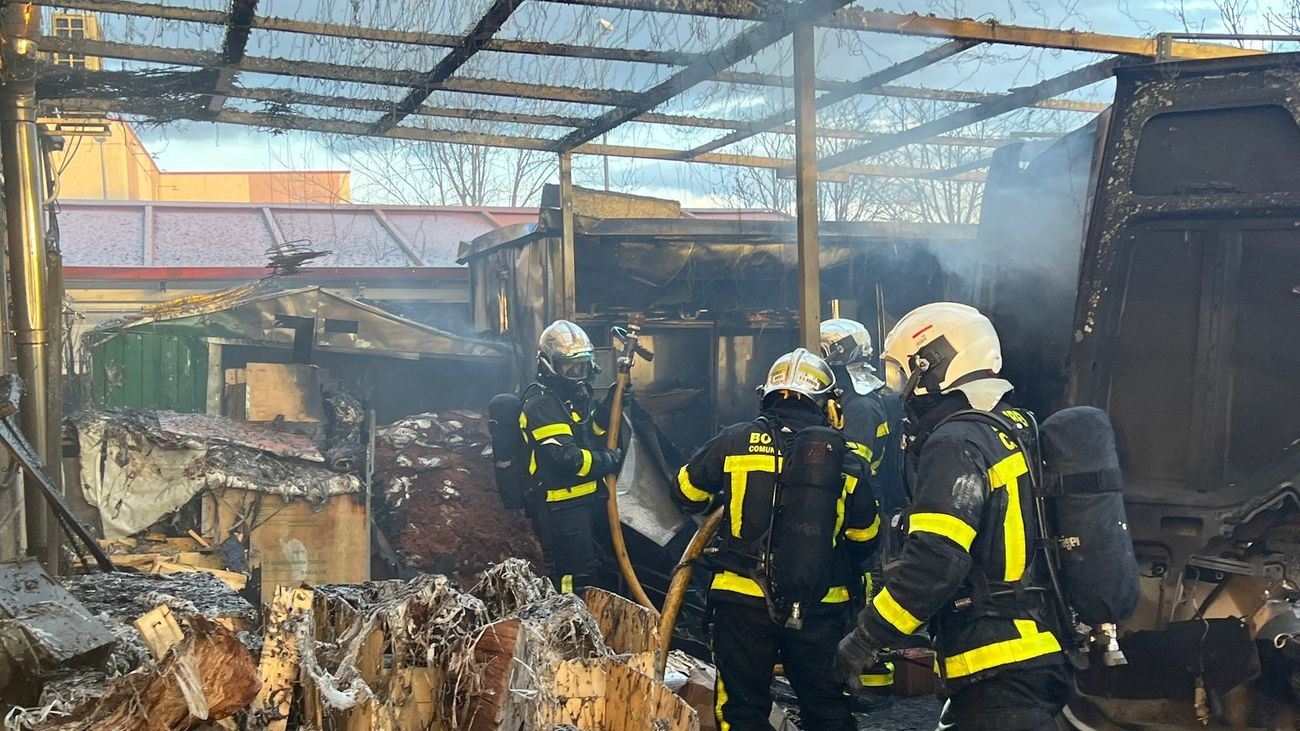 Bomberos de la Comunidad de Madrid evitan la propagación de un incendio en una caseta anexa a una nave industrial en Parla.