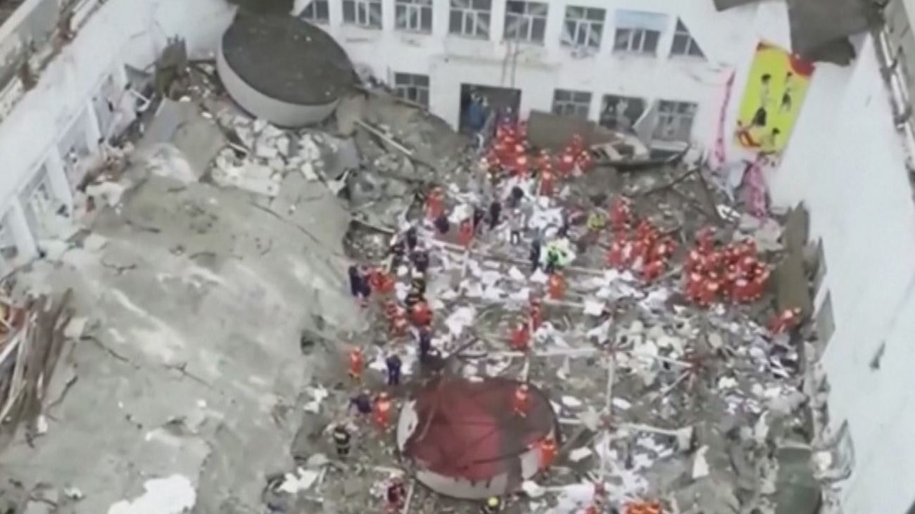 Once muertos tras el derrumbe del techo de un centro deportivo escolar en China