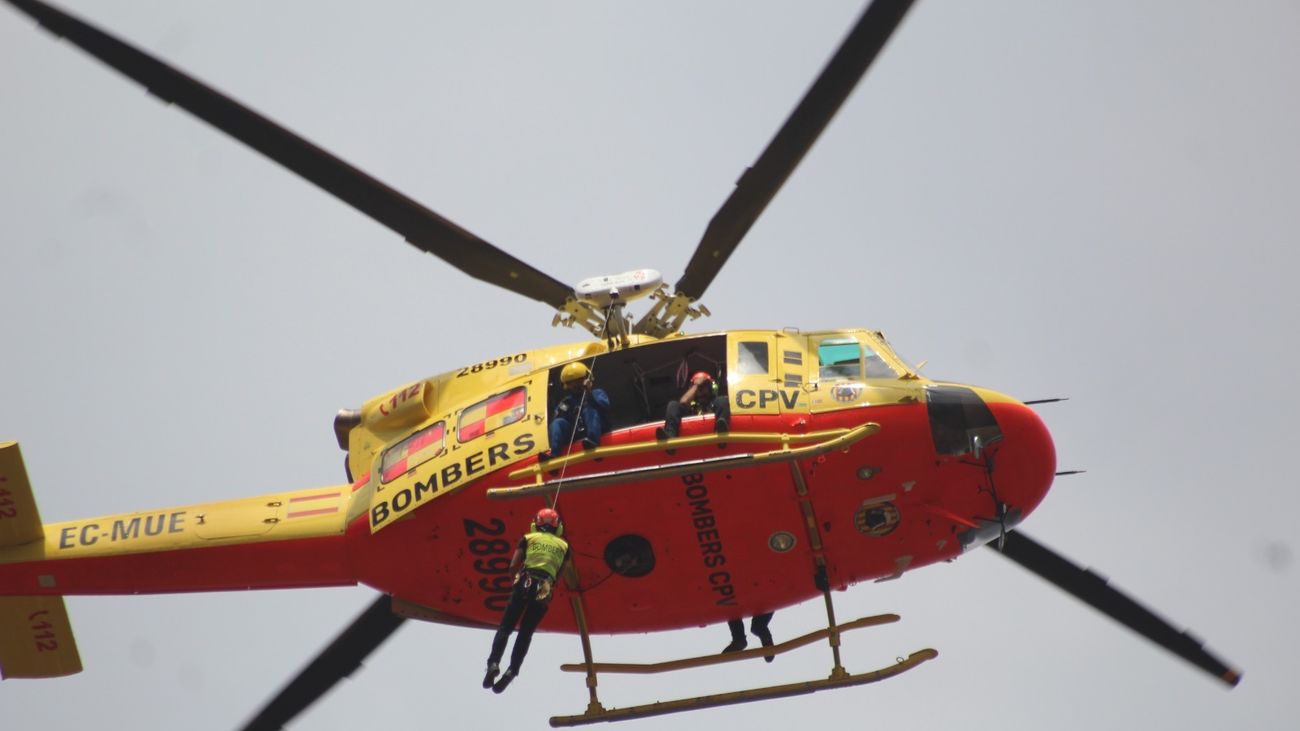 Hasta el lugar, se ha movilizado el grupo de rescate GERA con  helicóptero V-990 del consorcio con médico y bomberos