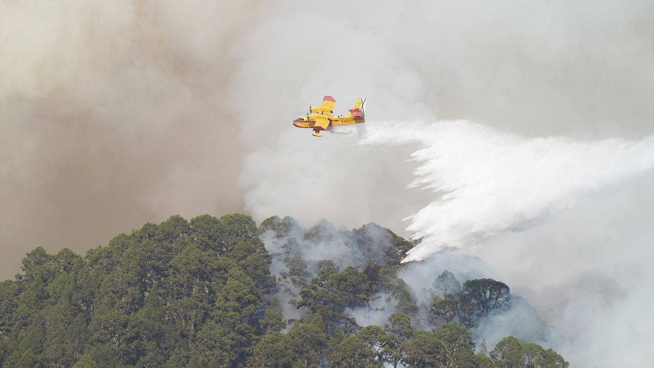 Los medios aéreos retoman las descargas contra el  incendio de Tenerife