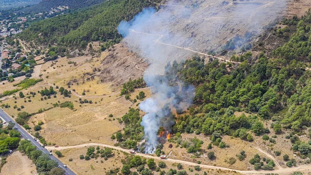Los bomberos controlan un incendio forestal en Collado Mediano