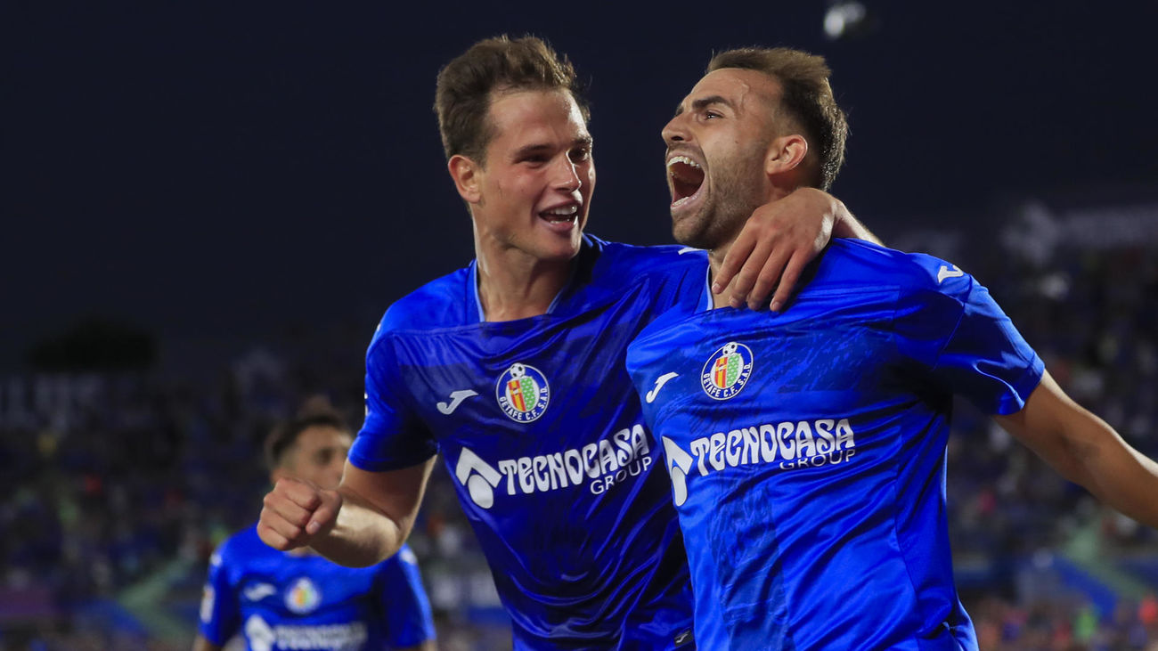 Borja Mayoral celebra con Juan Latasa tras marcar ante el Alavés