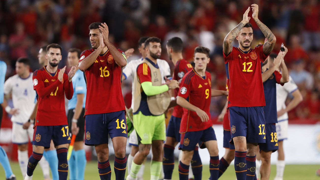 Rodri y Joselu a la finalización del partido de clasificación para la Eurocopa 2024 entre España y Chipre