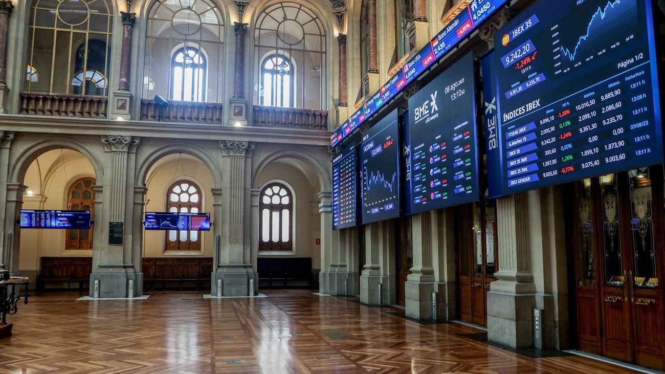 Paneles muestran los índices bursátiles en el interior del Palacio de la Bolsa (Madrid), España