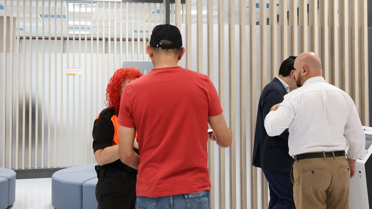 Varias personas en una Oficina de Empleo, a 6 de septiembre de 2023, en Rivas-Vaciamadrid, Madrid (España)