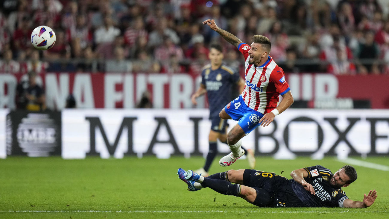 Portu pelea un balón con Nacho Fernández durante el partido de Liga entre el Girona y el Real Madrid