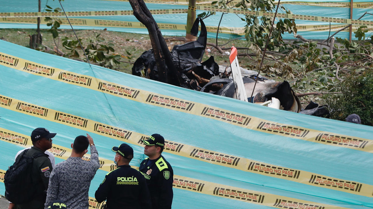 Zona acordonada en Cali con los restos del avión siniestrado