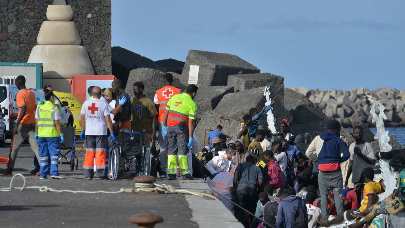 Dos cayucos con 327 migrantes llegan a la isla de El Hierro