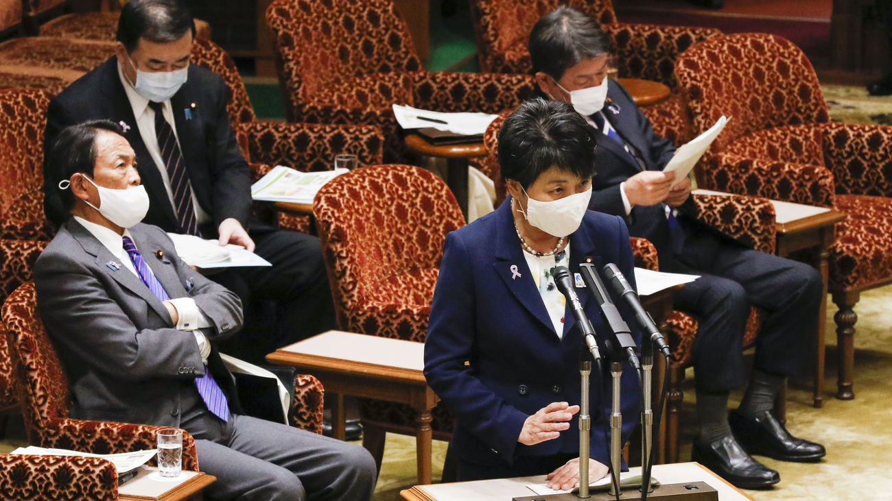 El primer ministro japonés, Yoshihide Suga, responde a una pregunta durante la sesión del comité de presupuesto de la Cámara Alta en el edificio de la Dieta Nacional