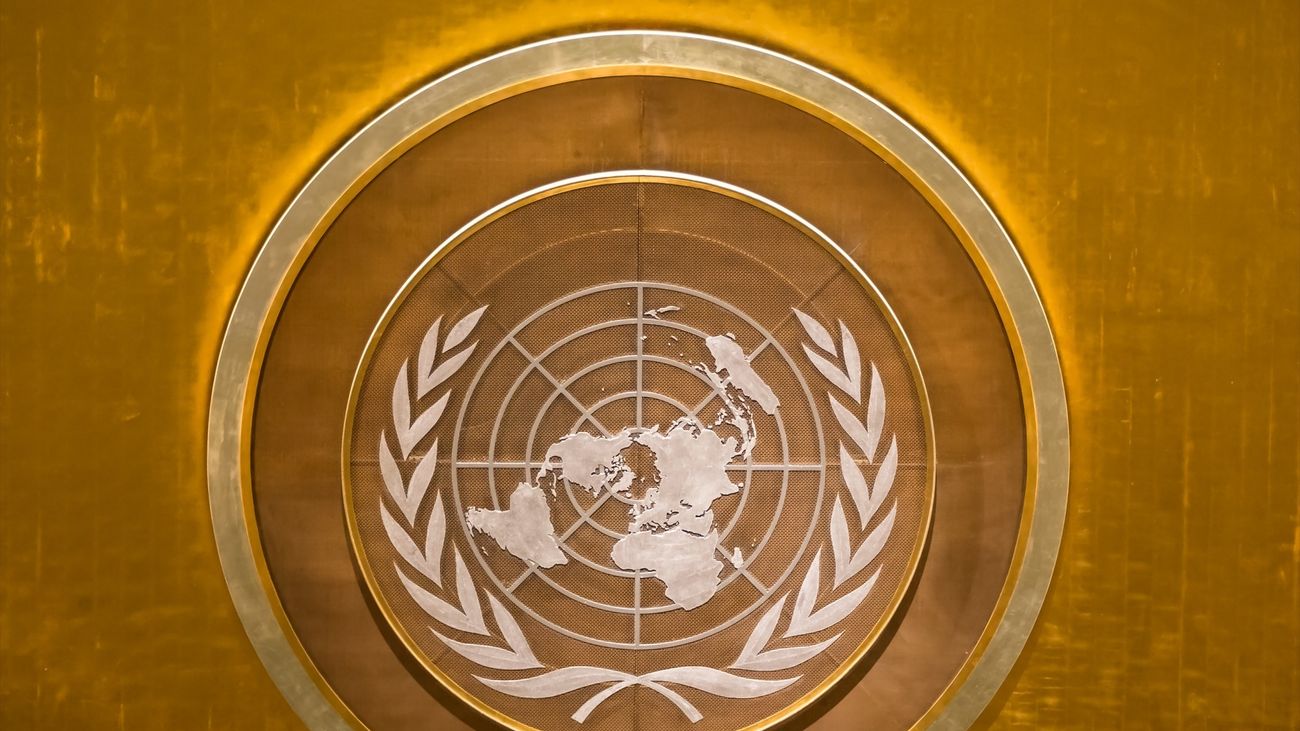 El emblema de las Naciones Unidas en la sala de reuniones de su sede en Nueva York