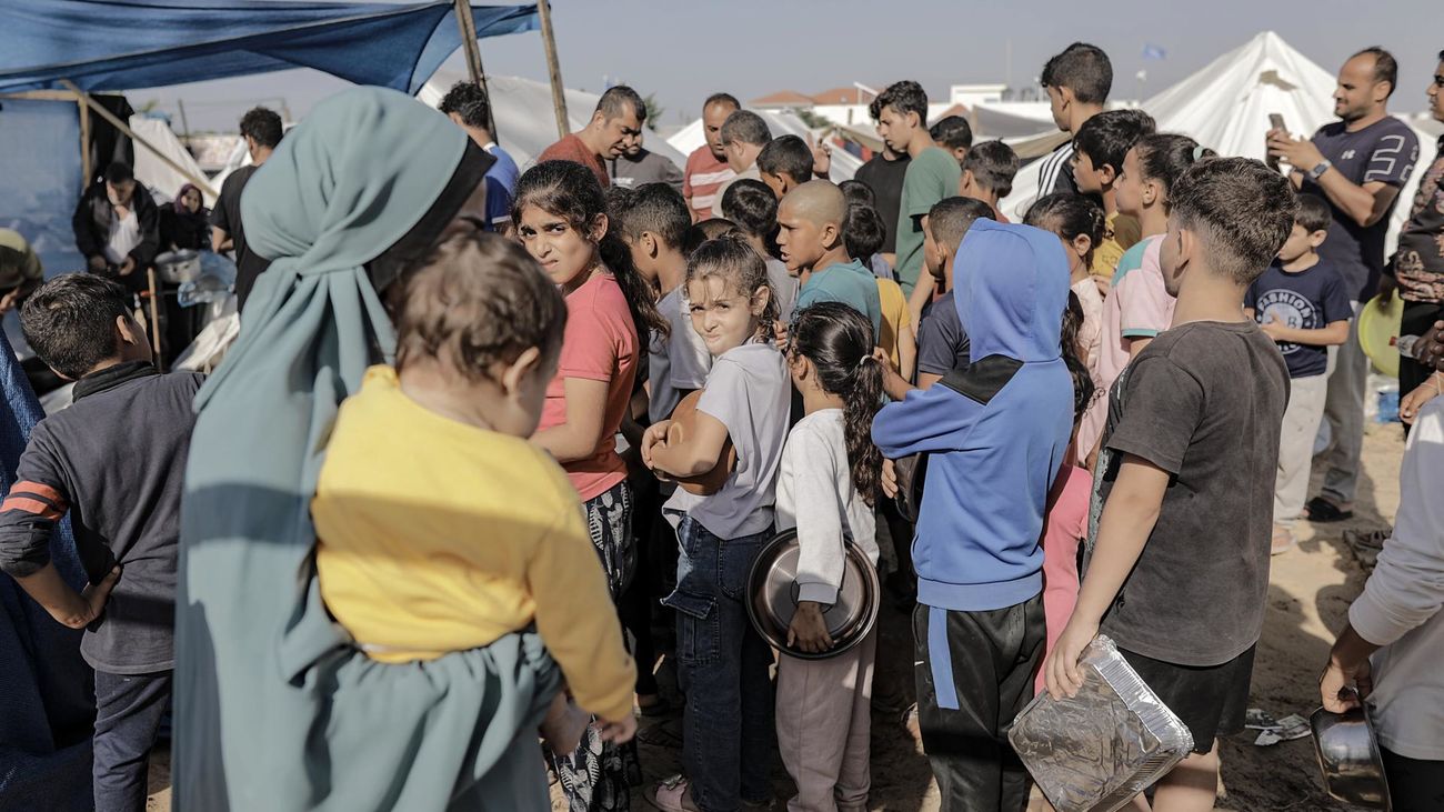 Palestinos buscan refugio en los terrenos del centro de la UNRWA en el campamento de Khan Yunis en Gaza