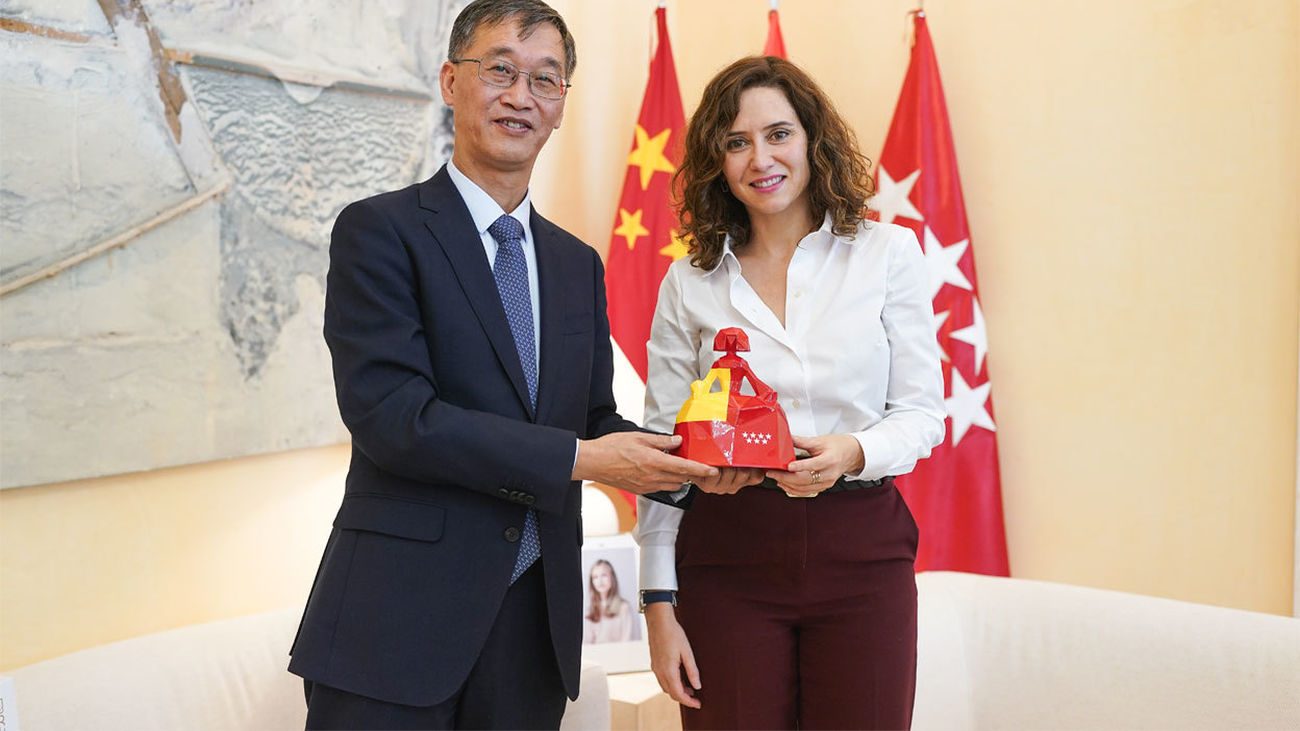 Díaz Ayuso recibe al embajador de la  República Popular China en España, Yao Jing