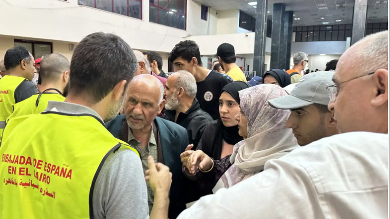 Miembros de la embajada española en El Cairo con evacuados españoles