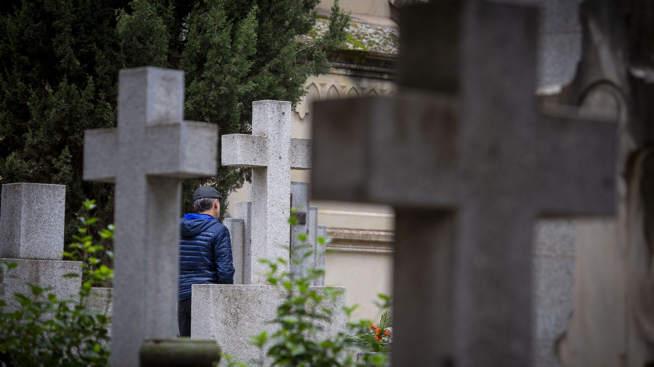 Un hombre entre las lápidas del cementerio de San Isidro