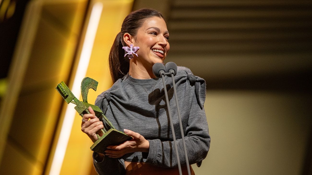 Ursula Corberó recibiendo su primer Premio Ondas