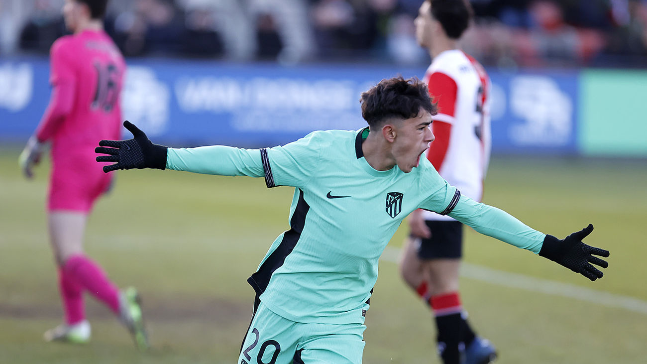 Adrián Niño dirige al Atlético al liderato de la Champions juvenil