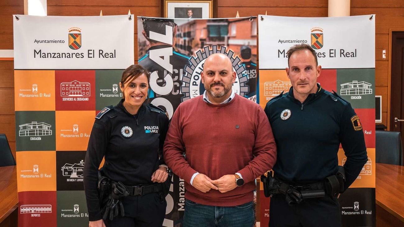 El alcalde de Manzanares El Real junto a los dos nuevos policías locales