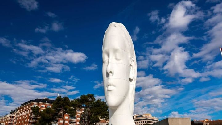 La escultura 'Julia', de Jaume Plensa, seguirá en la Plaza de Colón un año más