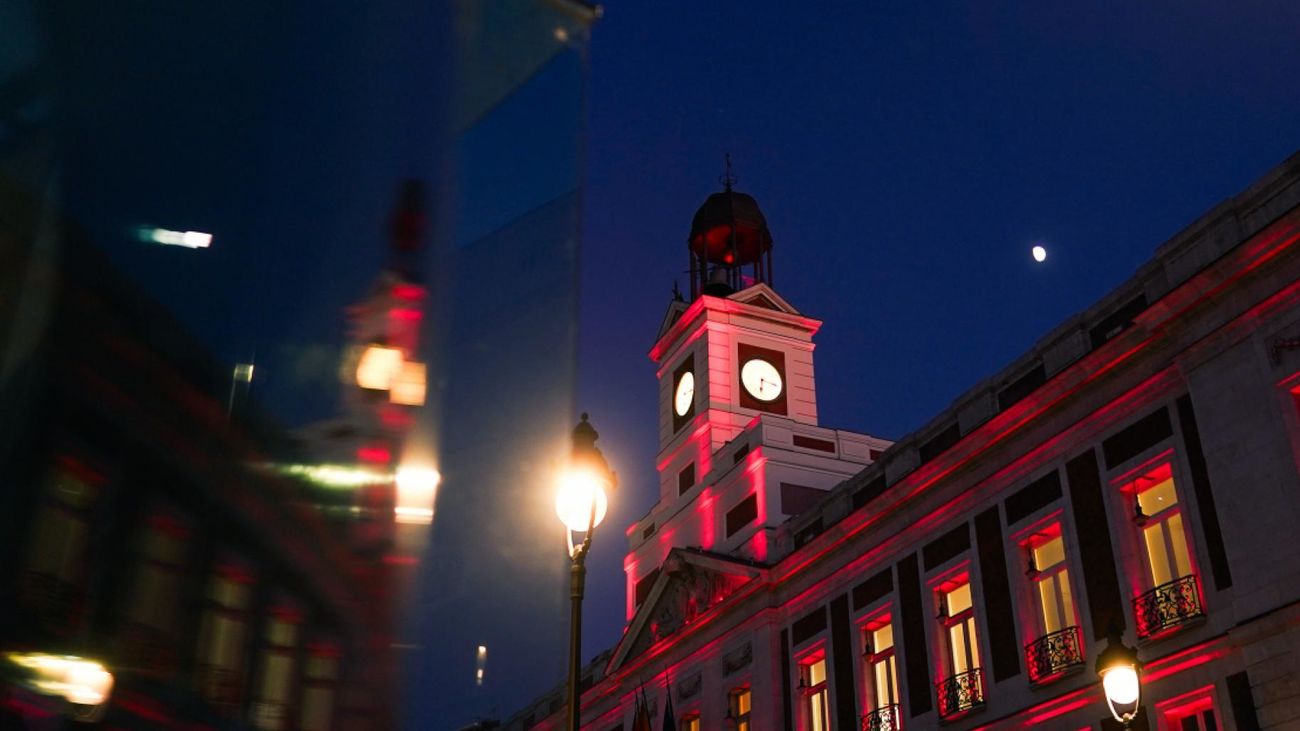 La Comunidad de Madrid enciende la Navidad con un espectáculo de luz y sonido en la Puerta del Sol