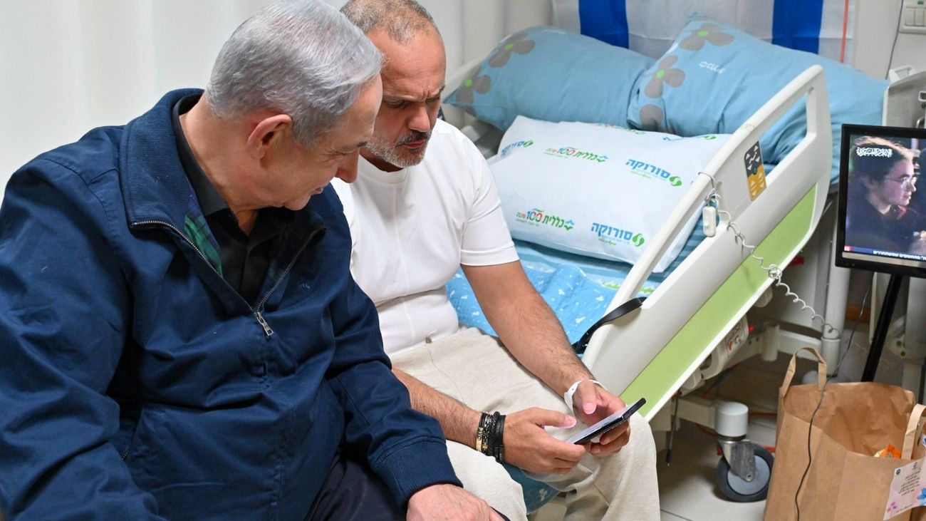 Imagen de archivo de la visita de Benjamin Netanyahu a un centro médico
