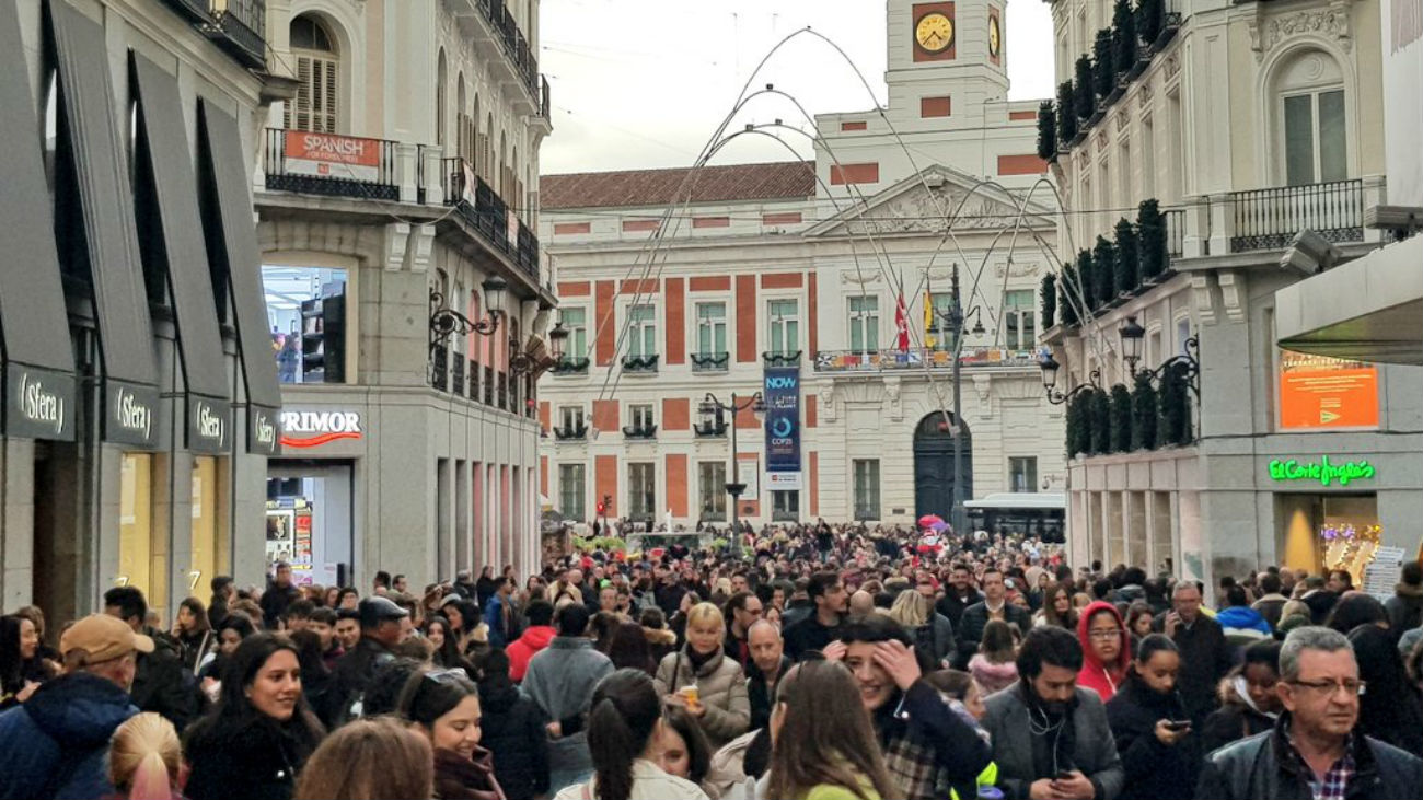 Multitud de personas caminan por el centro de Madrid