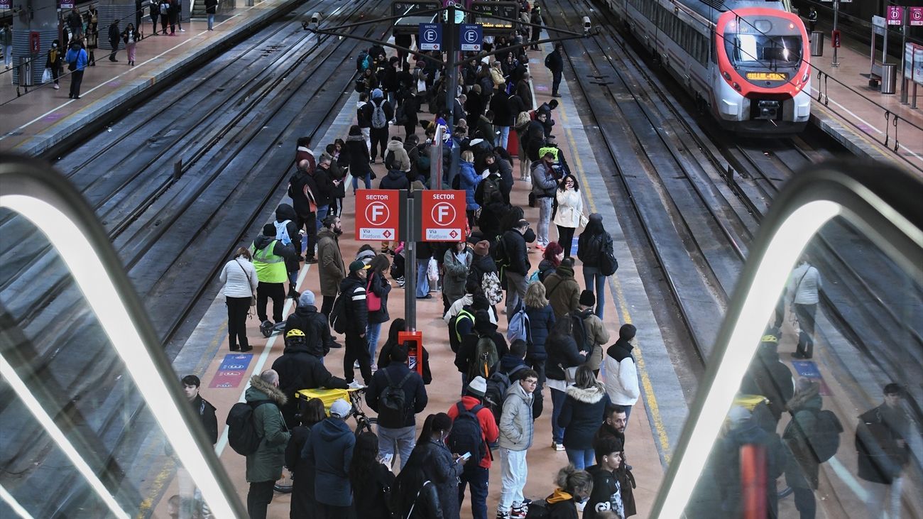 Viajeros de cercanías en la estación de Atocha