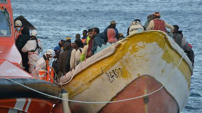 Auxilian a un cayuco a la deriva con alrededor de 100 inmigrantes cerca de Gran Canaria