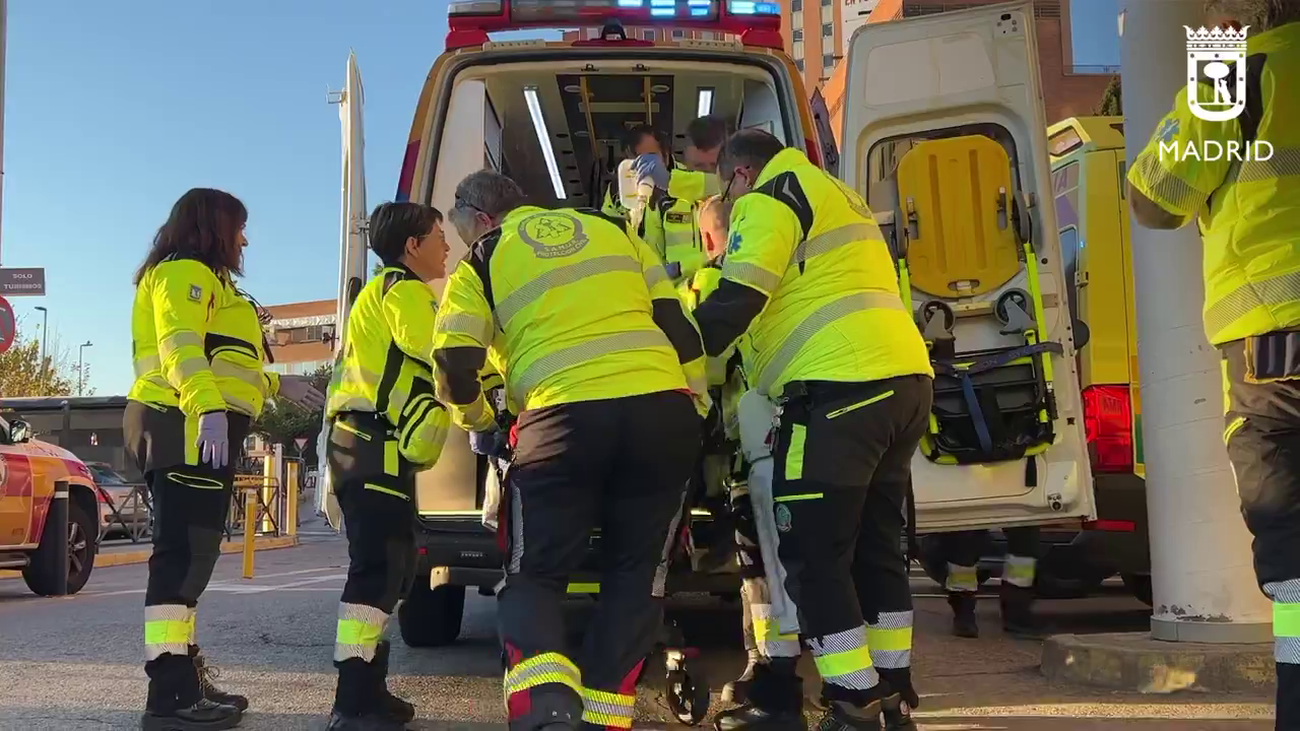 Herido muy grave un joven de 27 años al chocar la moto que conducía contra un quitamiedos en la M-30