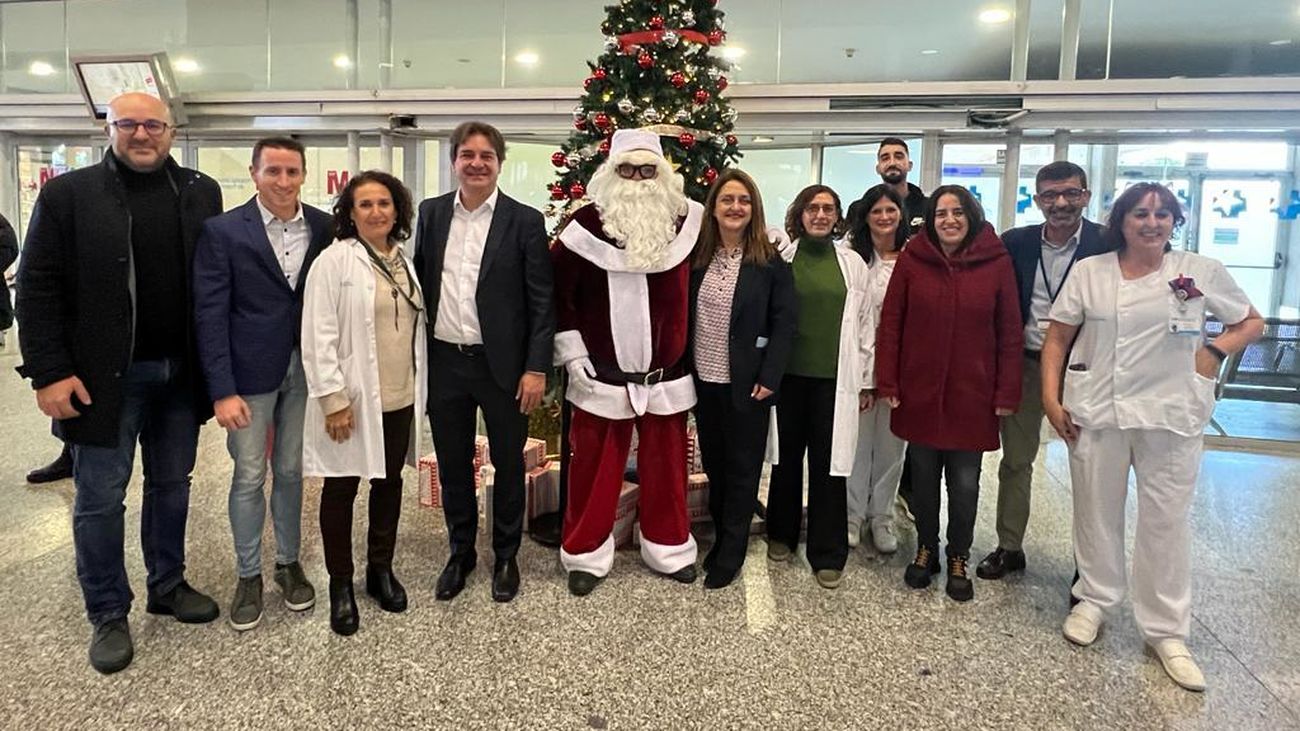 Papá Noel y el alcalde visitan el Hospital de Fuenlabrada