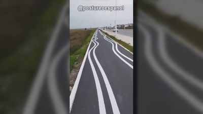 El carril bici que deja perplejos a los ciclistas