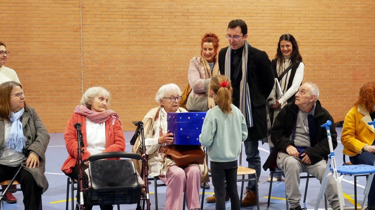 Más de 1.500 escolares de Las Rozas regalan plantas a los mayores por Navidad