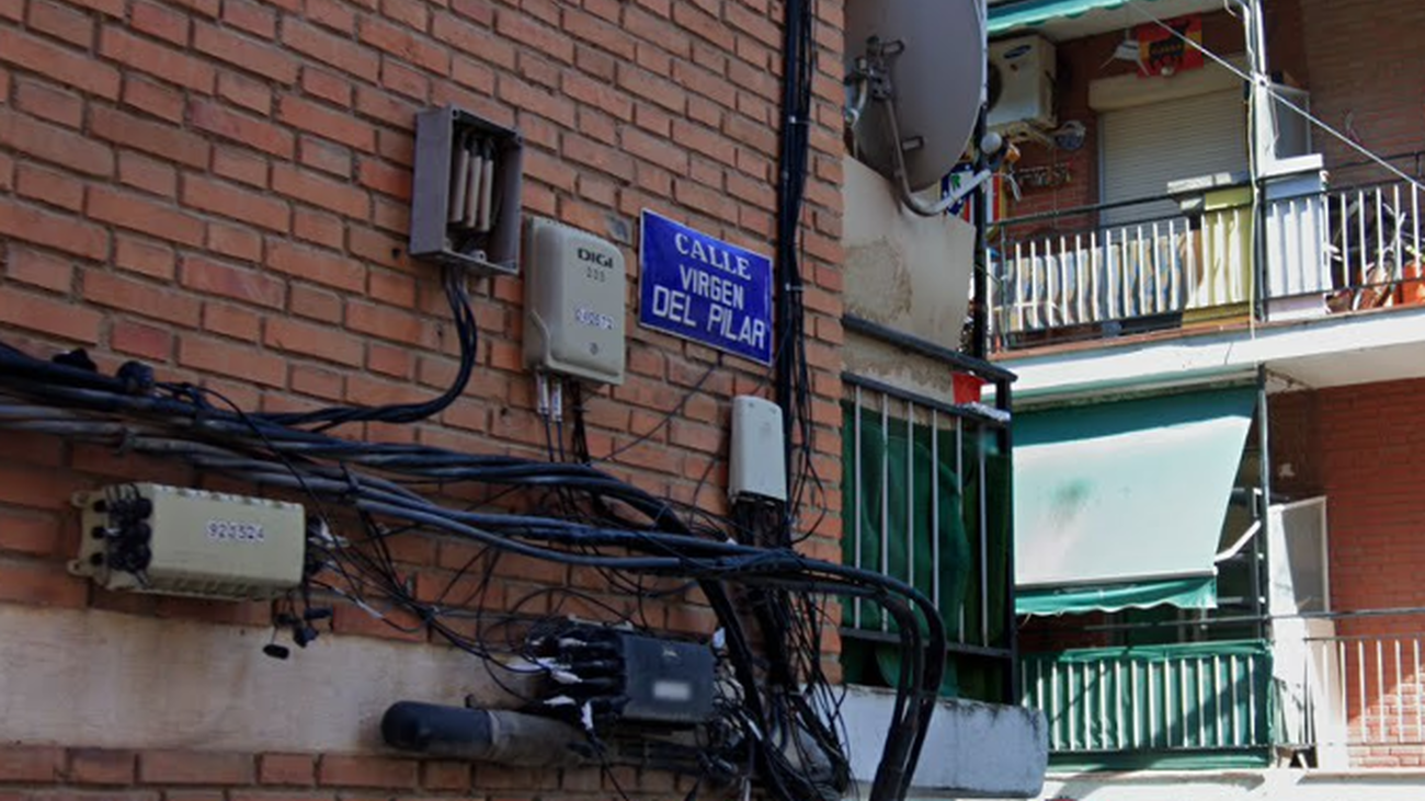 Cableado de compañías de telecomunicaciones en una calle de Arganda