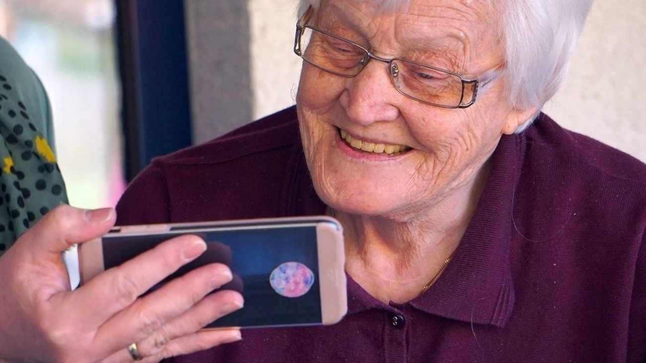 Una mujer mayor, ante un dispositivo móvil