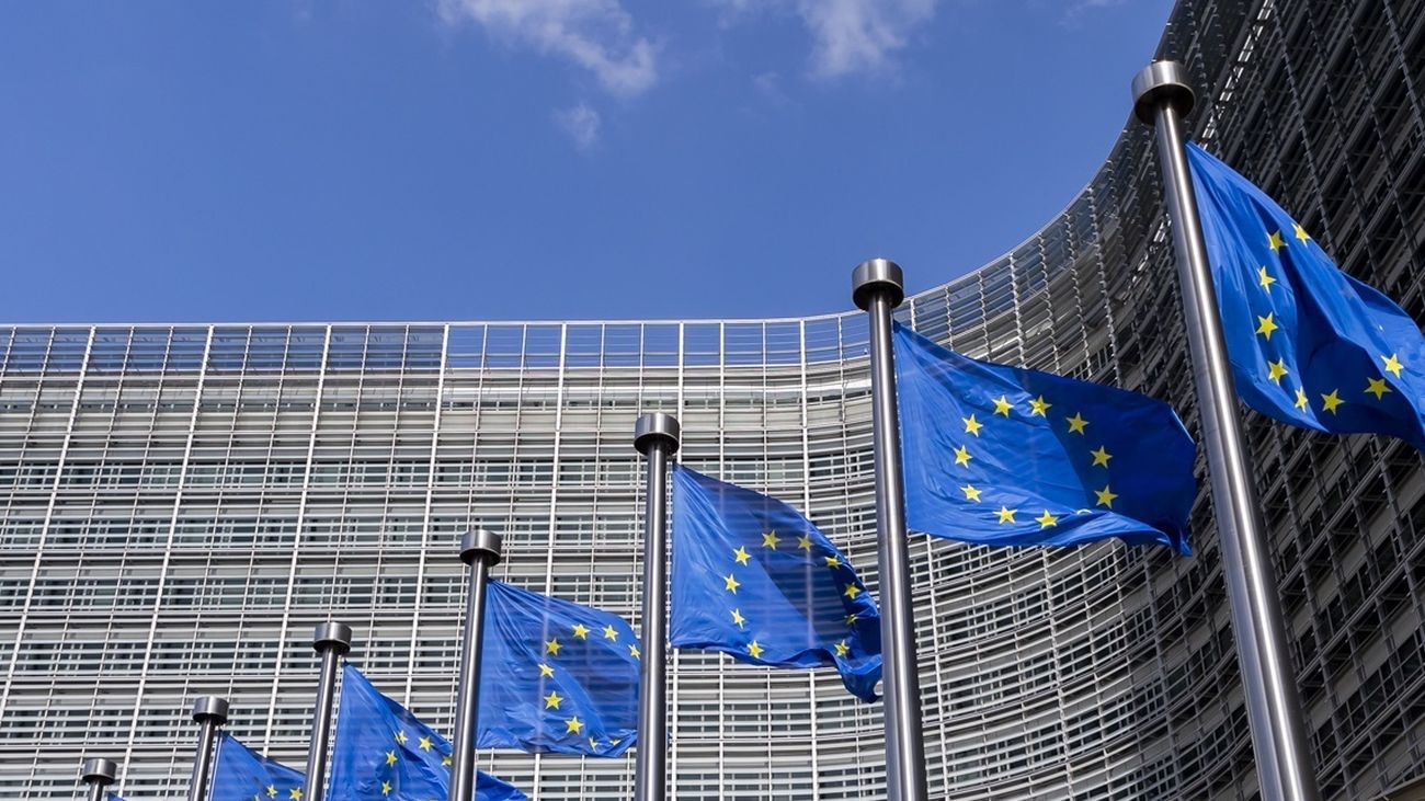 Banderas de la UE frente a la sede de la Comisión Europea