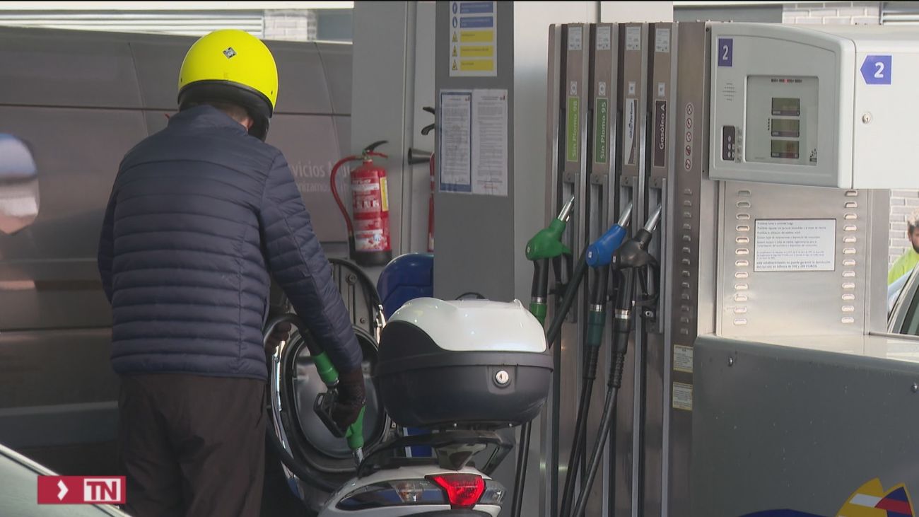 Un motorista reposta en una gasolinera