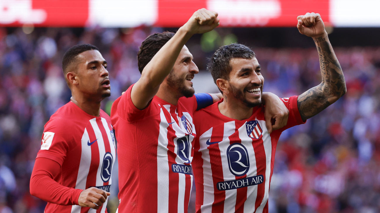 Correa y Koke celebran un gol