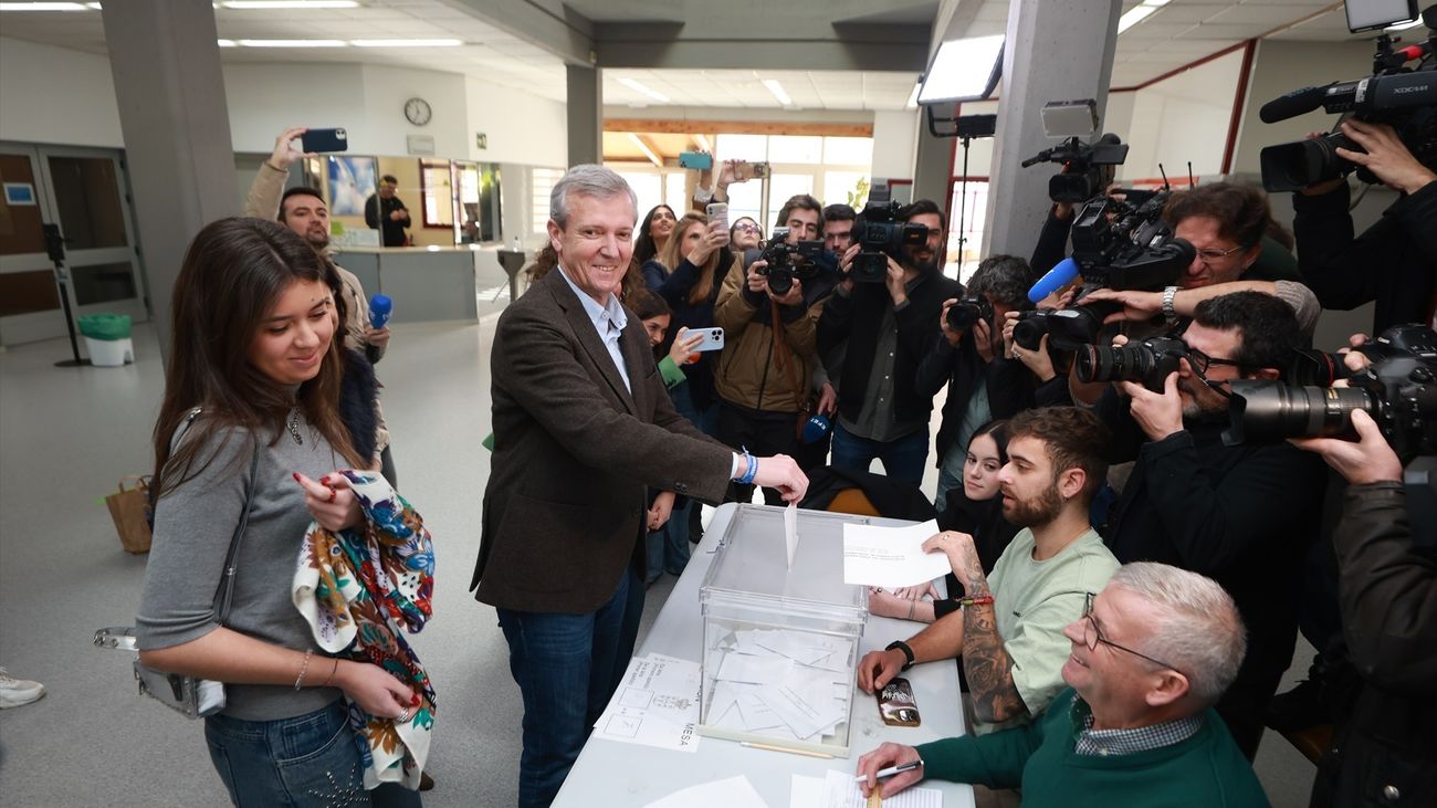 El líder del PP gallego, Alfonso Rueda, deposita su voto