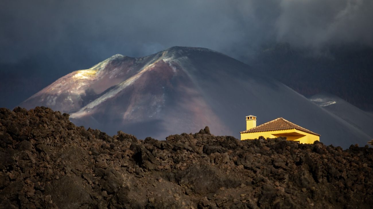 Vistas del volcán Tajogaite desde Los Llanos de Aridane, La Palma