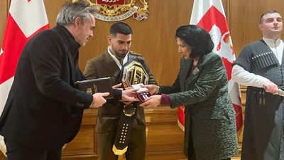 Topuria recibe la Orden de Honor de manos de la presidenta de Georgia