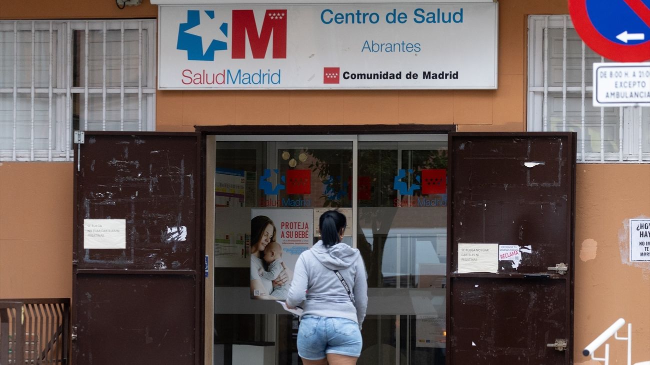 Una mujer entra al Centro de Salud de Abrantes, en Madrid