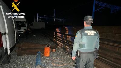 Detenidas 17 personas por robar en Ávila las vías del tren Madrid-Irún
