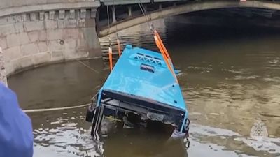 Siete muertos al caer al río un autobús desde un puente en San Petersburgo